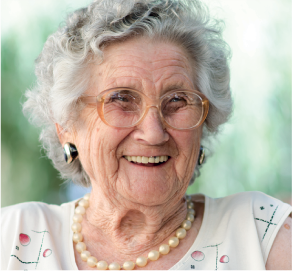 mujer mayor sonriendo