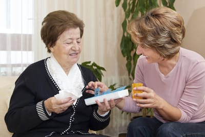 mujer mayor tomando sus medicamentos