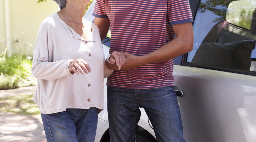 hombre joven acompañando a mujer mayor