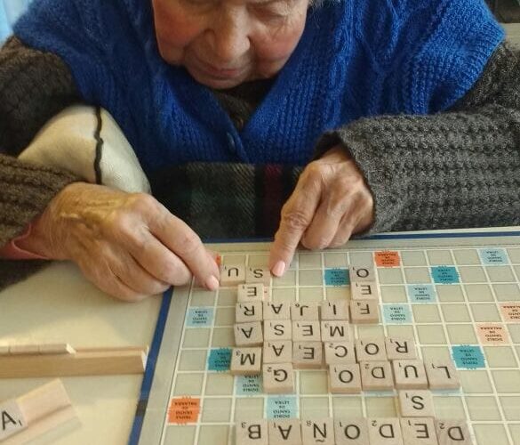 mujer mayor jugando scrabble