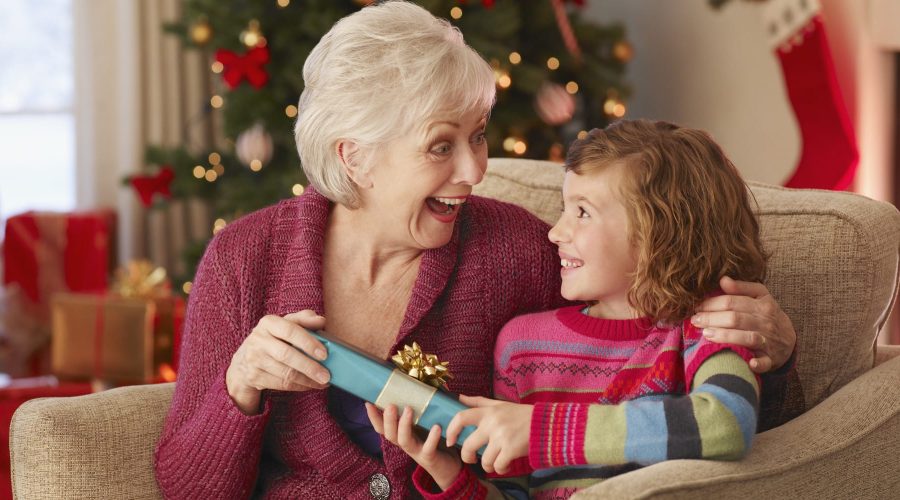 mujer mayor junto a niña en navidad