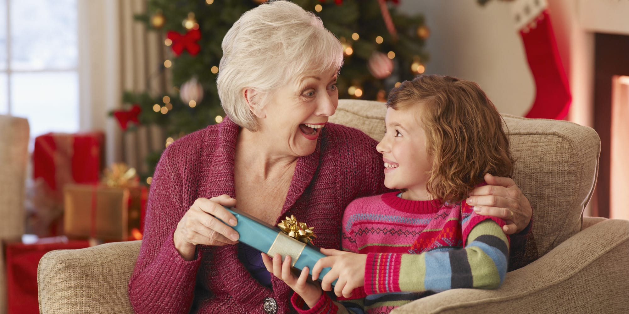 mujer mayor junto a niña en navidad