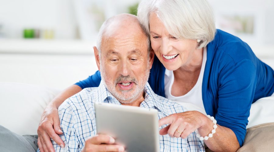 pareja mayor mirando una tablet