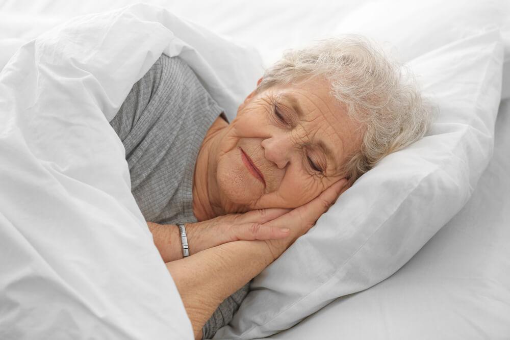 mujer mayor durmiendo plácidamente