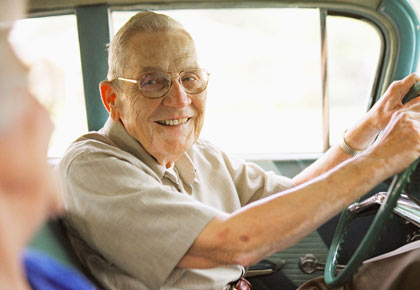 hombre mayor conduciendo