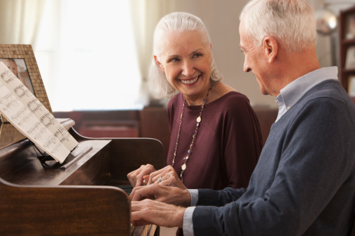 pareja mayor tocando el piano