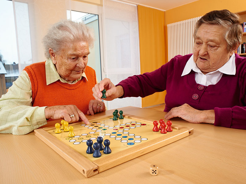 mujeres mayores participando de un juego de mesa