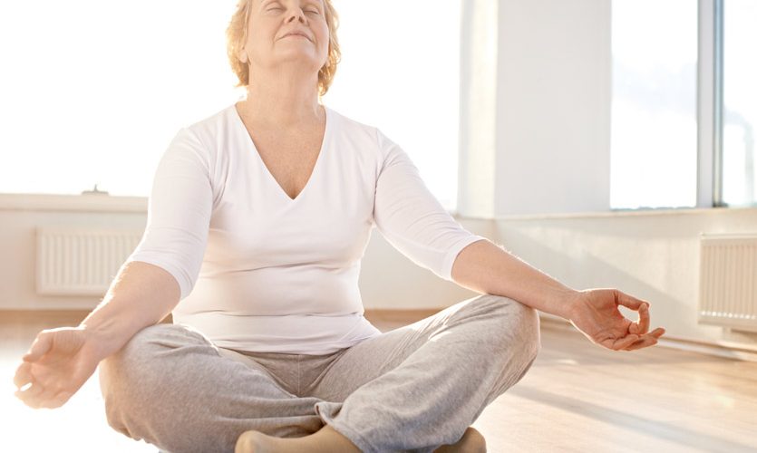 mujer meditando