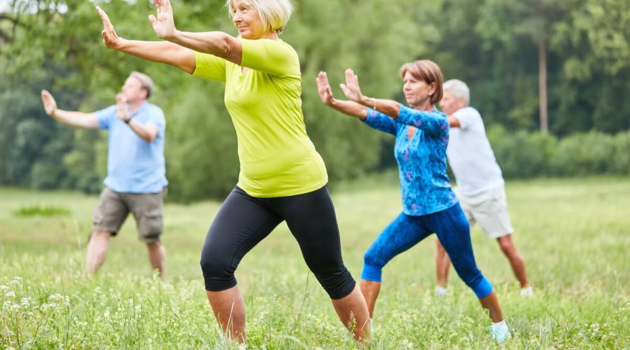 Adultos mayores practicando tai chi