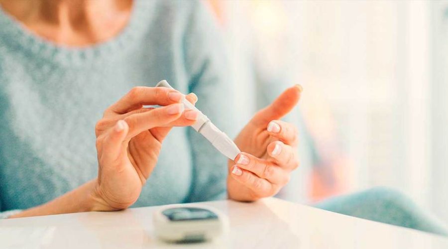 Mujer haciéndose una medición en casa para la diabetes