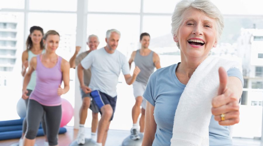 Mujer mayor sonriendo en el gimnasio