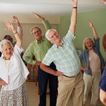 grupo de adultos mayores haciendo ejercicios
