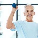 Acompañamiento - Foto de hombre mayor ejercitándose con pesas