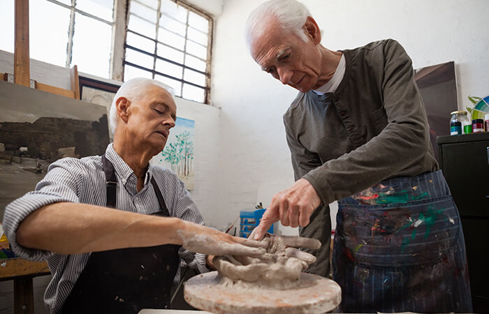 Acompañamiento - foto de adultos mayores trabajando en cerámica
